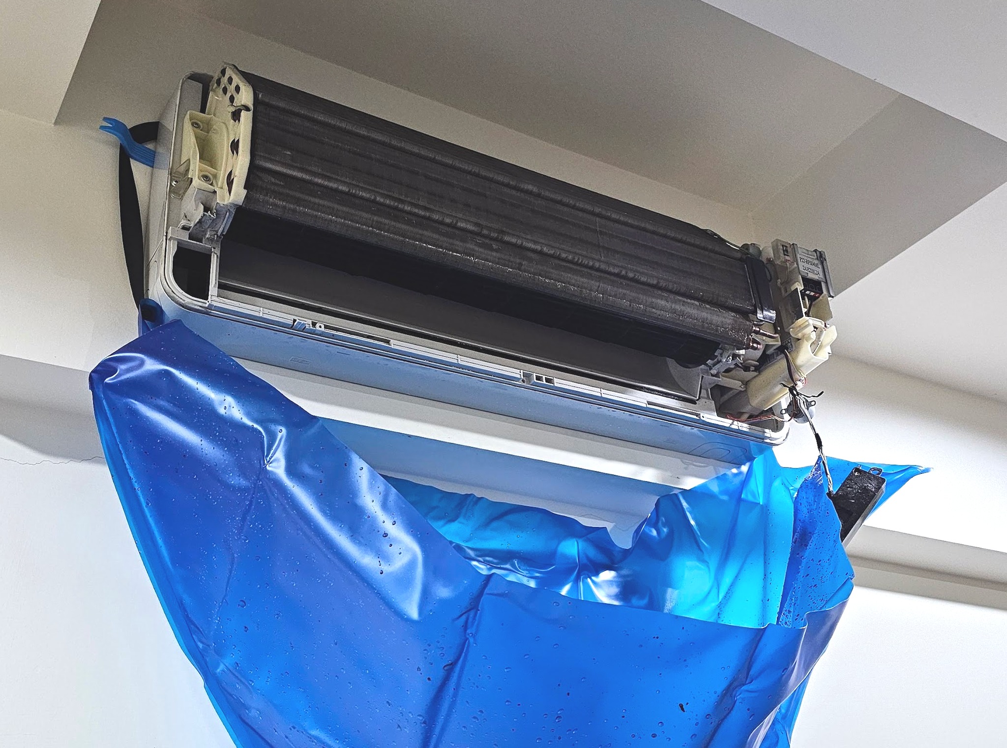 趁孩子去營隊，晚上把房間的冷氣拆來洗。