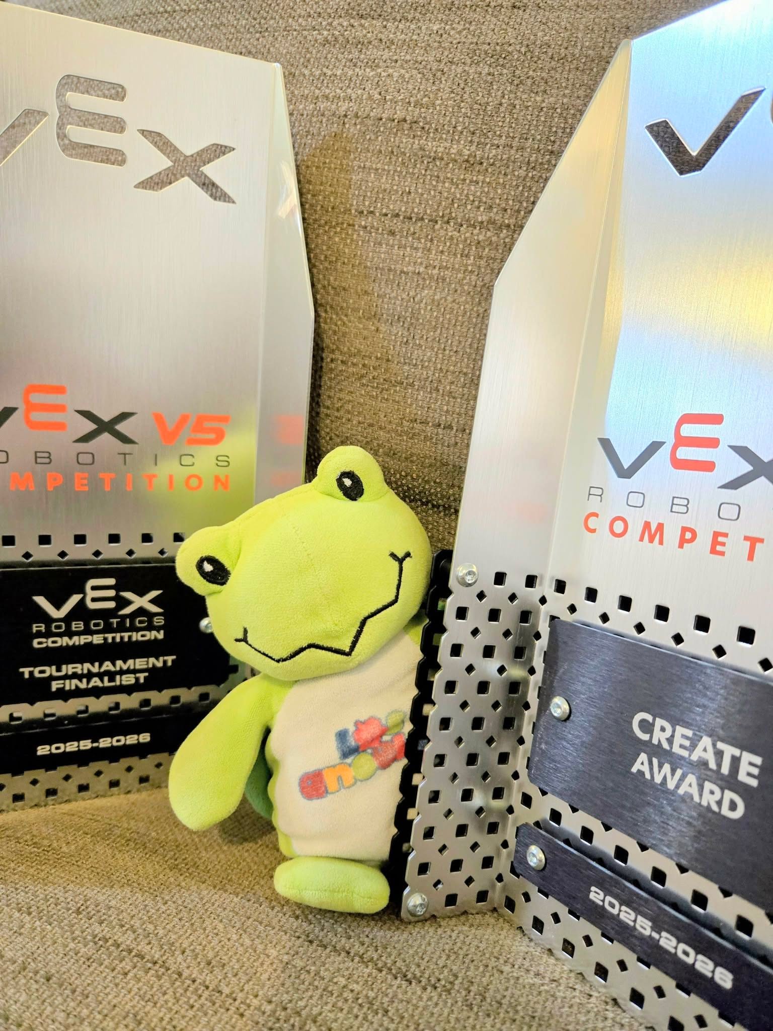 這是孩子們今年 VEX Taiwan Open 的獎盃。決賽亞軍、創造獎。